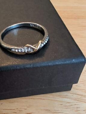 Sterling Silver Twisted Band Ring with Clear Stones - White Size 10